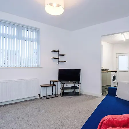 Bright & Comfy 4-bedroom House 10 Mins To By Rest&recharge