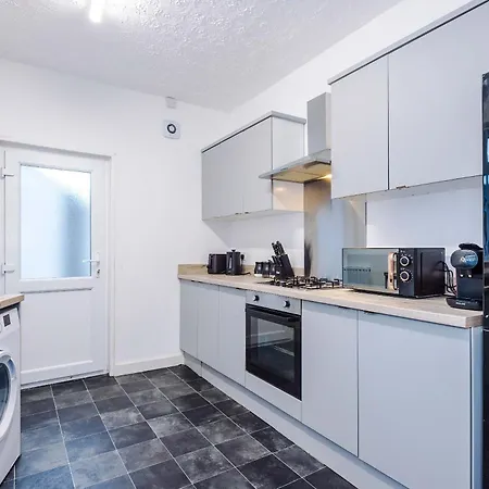 Holiday home Bright & Comfy 4-bedroom House 10 Mins To By Rest&recharge Manchester