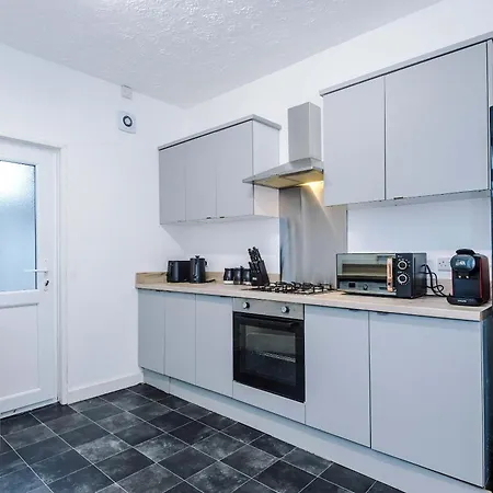 Holiday home Bright & Comfy 4-bedroom House 10 Mins To By Rest&recharge