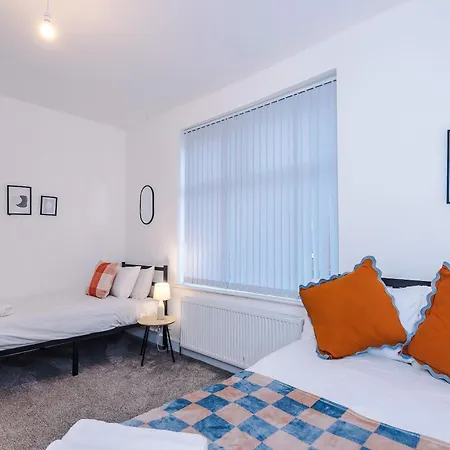 Bright & Comfy 4-bedroom House 10 Mins To By Rest&recharge Manchester