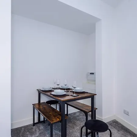 Bright & Comfy 4-bedroom House 10 Mins To By Rest&recharge Holiday home