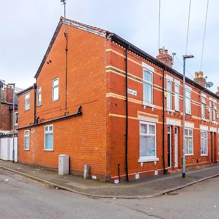 Holiday home Bright & Comfy 4-bedroom House 10 Mins To By Rest&recharge