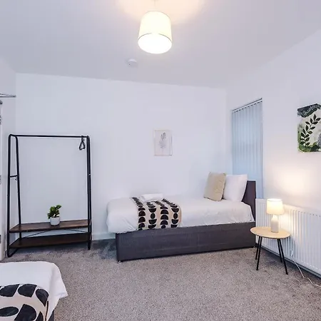 Bright & Comfy 4-bedroom House 10 Mins To By Rest&recharge * Manchester