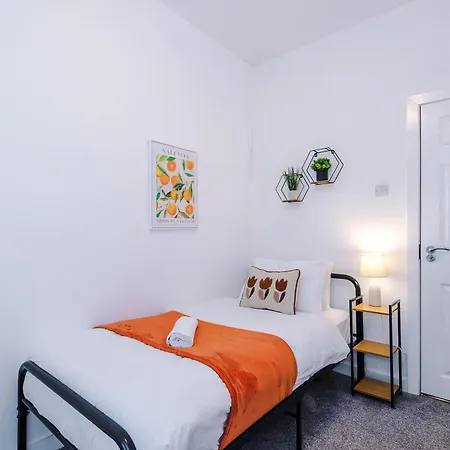 Holiday home Bright & Comfy 4-bedroom House 10 Mins To By Rest&recharge