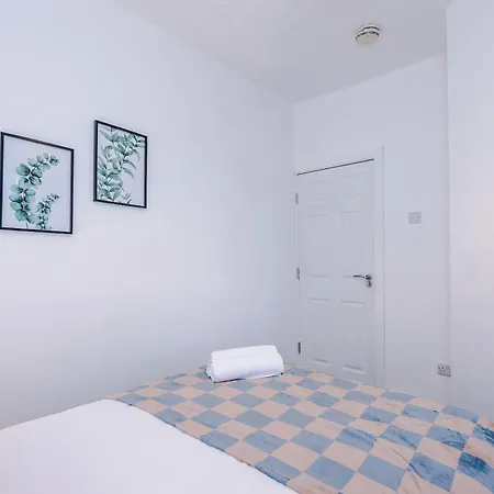 Bright & Comfy 4-bedroom House 10 Mins To By Rest&recharge * Manchester