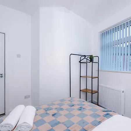 Bright & Comfy 4-bedroom House 10 Mins To By Rest&recharge Holiday home