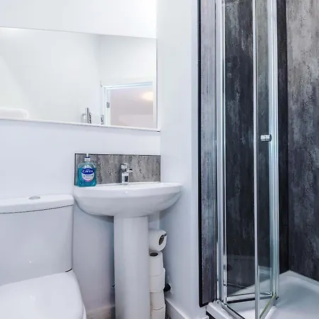 Holiday home Bright & Comfy 4-bedroom House 10 Mins To By Rest&recharge *