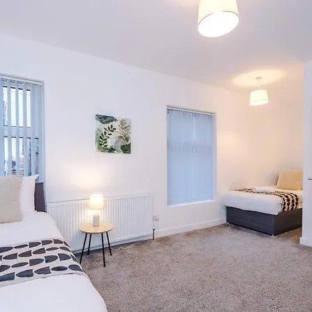 Bright & Comfy 4-bedroom House 10 Mins To By Rest&recharge Holiday home *