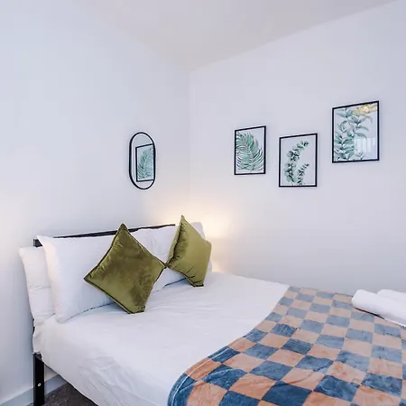 Holiday home Bright & Comfy 4-bedroom House 10 Mins To By Rest&recharge Manchester