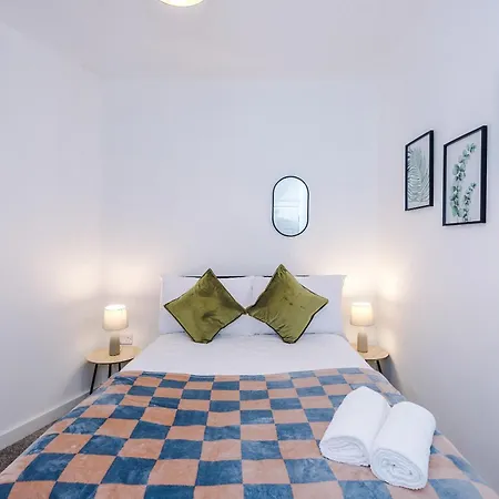 Bright & Comfy 4-bedroom House 10 Mins To By Rest&recharge Holiday home *