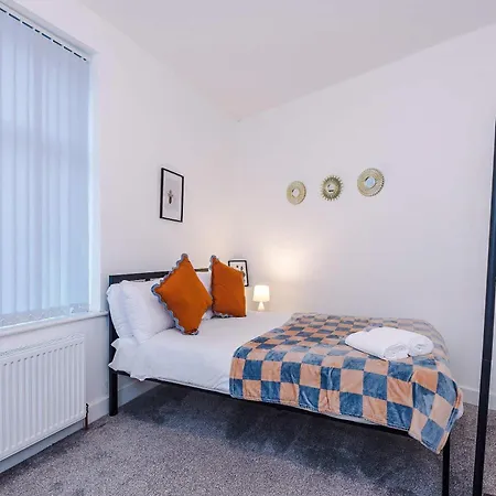 Holiday home Bright & Comfy 4-bedroom House 10 Mins To By Rest&recharge *