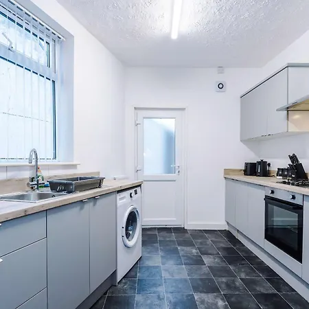 Bright & Comfy 4-bedroom House 10 Mins To By Rest&recharge Holiday home