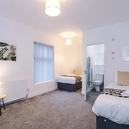 Holiday home Bright & Comfy 4-bedroom House 10 Mins To By Rest&recharge Manchester