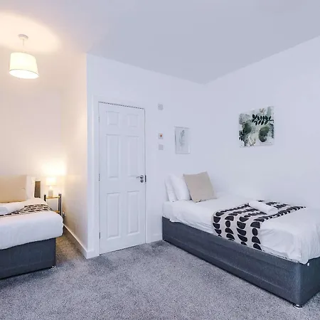 Bright & Comfy 4-bedroom House 10 Mins To By Rest&recharge 펜션
