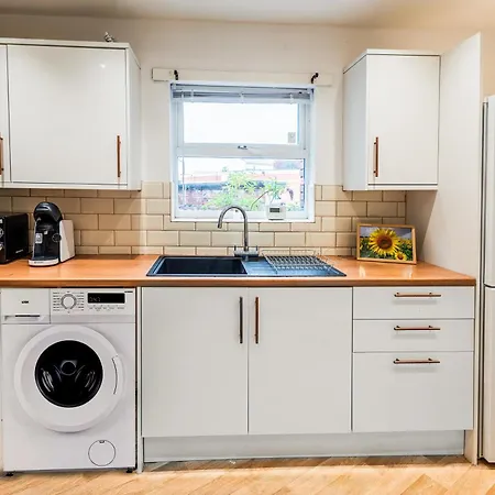 Spacious 3 Bed With Free Parking 20mins From Center Lägenhet Manchester