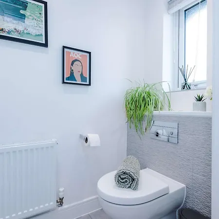 Spacious & Bright 2-bed By 53 Degrees Property, Perfect For Couples With Parking & Garden Casa vacanze