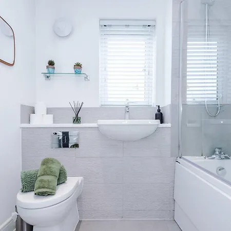 Spacious & Bright 2-bed By 53 Degrees Property, Perfect For Couples With Parking & Garden Hébergement de vacances *