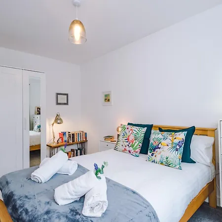 Spacious & Bright 2-bed By 53 Degrees Property, Perfect For Couples With Parking & Garden Hébergement de vacances Manchester
