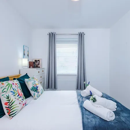 Hébergement de vacances Spacious & Bright 2-bed By 53 Degrees Property, Perfect For Couples With Parking & Garden