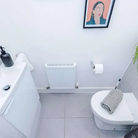 Holiday home Spacious & Bright 2-bed By 53 Degrees Property, Perfect For Couples With Parking & Garden *