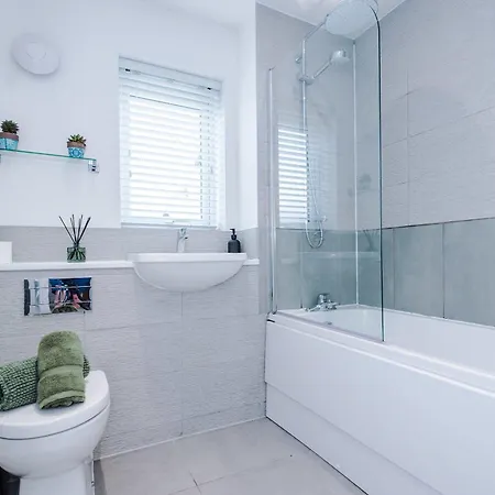 Spacious & Bright 2-bed By 53 Degrees Property, Perfect For Couples With Parking & Garden Hébergement de vacances *