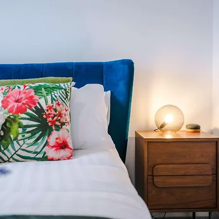 Spacious & Bright 2-bed By 53 Degrees Property, Perfect For Couples With Parking & Garden Manchester