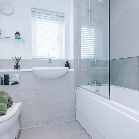 Spacious & Bright 2-bed By 53 Degrees Property, Perfect For Couples With Parking & Garden