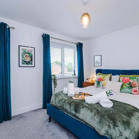 Spacious & Bright 2-bed By 53 Degrees Property, Perfect For Couples With Parking & Garden Hébergement de vacances