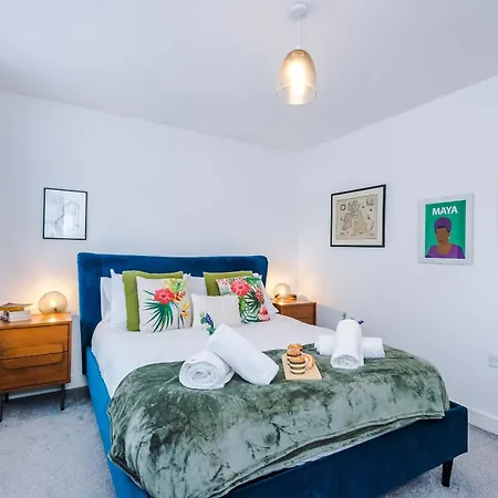 Holiday home Spacious & Bright 2-bed By 53 Degrees Property, Perfect For Couples With Parking & Garden