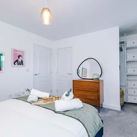 Hébergement de vacances Spacious & Bright 2-bed By 53 Degrees Property, Perfect For Couples With Parking & Garden *