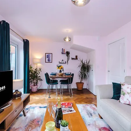 Spacious & Bright 2-bed By 53 Degrees Property, Perfect For Couples With Parking & Garden