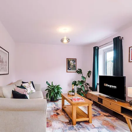 Holiday home Spacious & Bright 2-bed By 53 Degrees Property, Perfect For Couples With Parking & Garden