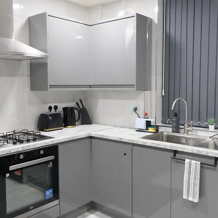 Modern House - 3 Bedrooms - 1 Bath - Mancity