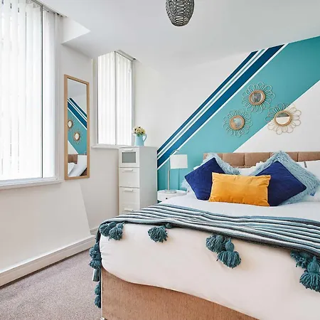 Apartment Centre 2 Bedroom Sleeps 5 *