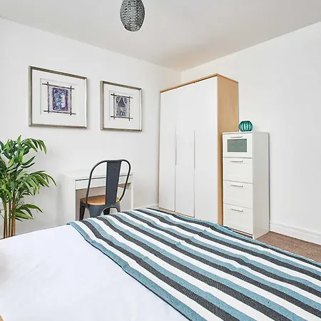 Centre 2 Bedroom Sleeps 5 Apartment Manchester