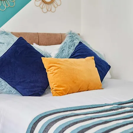 Centre 2 Bedroom Sleeps 5 Apartment *