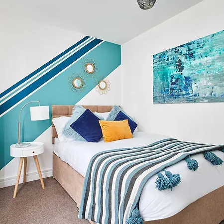 Centre 2 Bedroom Sleeps 5 *