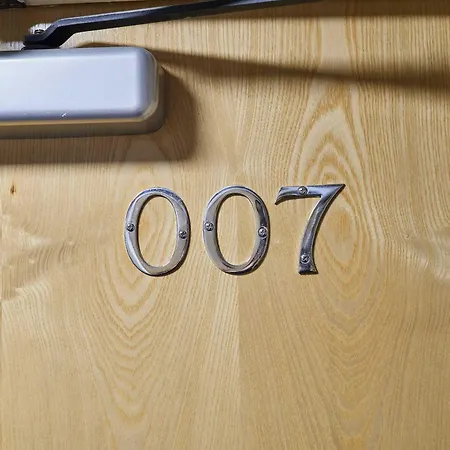 Centre 2 Bedroom Sleeps 5 Apartment *