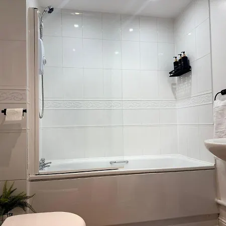2 Bedroom Near Etihad Stadium דירה *