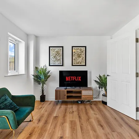 Sleek And Stylish 3 Bed In - Parking *
