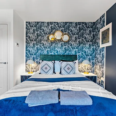 Holiday home Sleek And Stylish 3 Bed In - Parking *