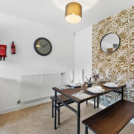 Sleek And Stylish 3 Bed In - Parking