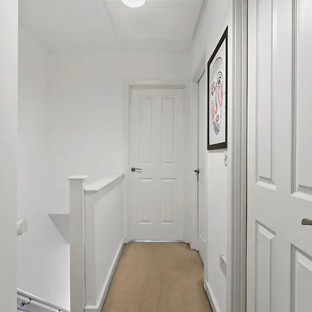 Holiday home Sleek And Stylish 3 Bed In - Parking