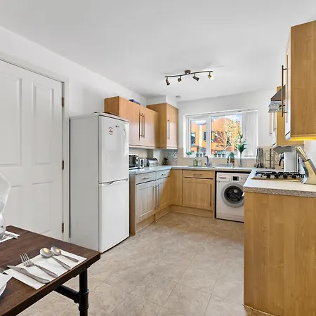Sleek And Stylish 3 Bed In - Parking Holiday home