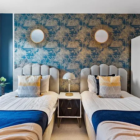 Sleek And Stylish 3 Bed In - Parking Holiday home *