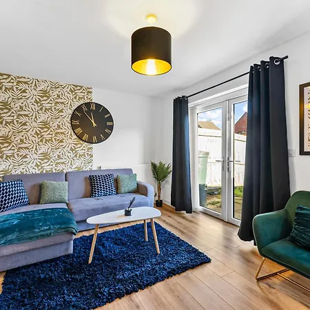 Sleek And Stylish 3 Bed In - Parking