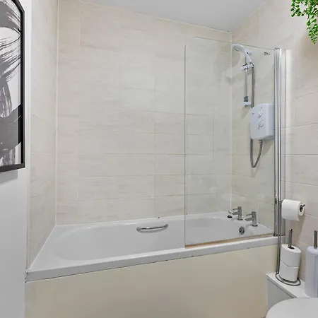 Holiday home Sleek And Stylish 3 Bed In - Parking Manchester