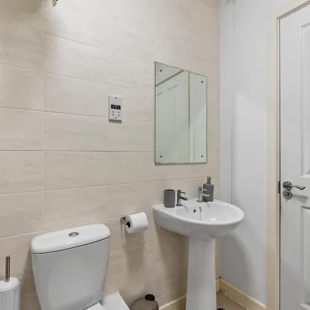 Sleek And Stylish 3 Bed In - Parking Holiday home Manchester