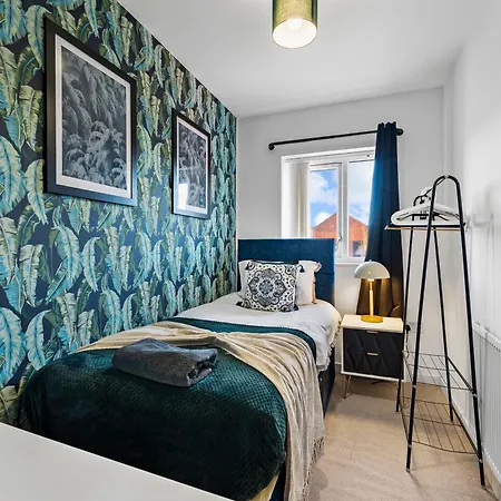 Holiday home Sleek And Stylish 3 Bed In - Parking Manchester