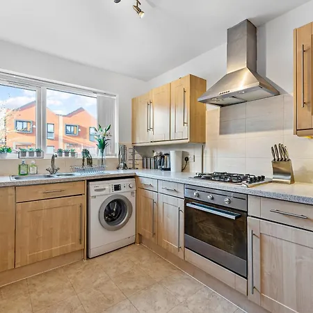 Sleek And Stylish 3 Bed In - Parking * Manchester